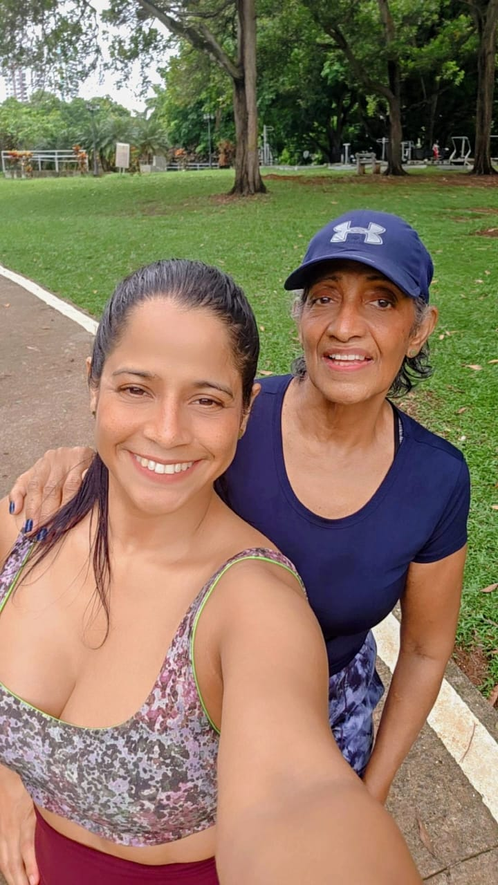 Duvinuska y su mamá juntas en un parque